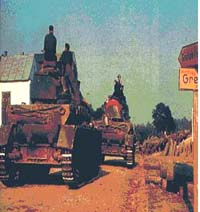Немецкие танки пересекают границу СССР